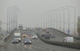 Zima minęła, a smog nie odpuszcza. Winny kurz na drogach?