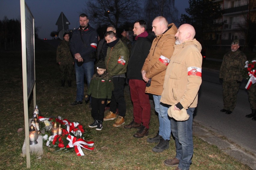 Brzezińskie obchody Dnia Pamięci Żołnierzy Wyklętych. Kwiaty i znicze pod pamiątkowymi tablicami