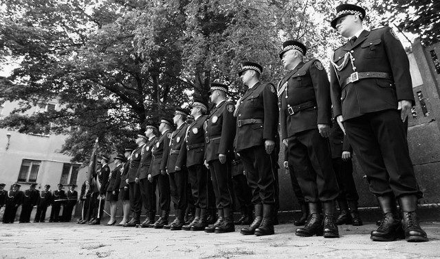 Reprezentacja strażników podczas uroczystości na dziedzińcu SM przy ul. Kilińskiego.