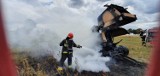 Pożar prasy rolującej i 3 hektarów słomy ZDJĘCIA Na Nowym Dworze w Ciasnej interweniowało 7 zastępów straży pożarnej