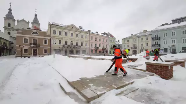 Odkurzanie śniegu dmuchawami do liści na rynku w Piotrkowie. Jest odpowiedź ZDiUM. Czysty Monty Python!