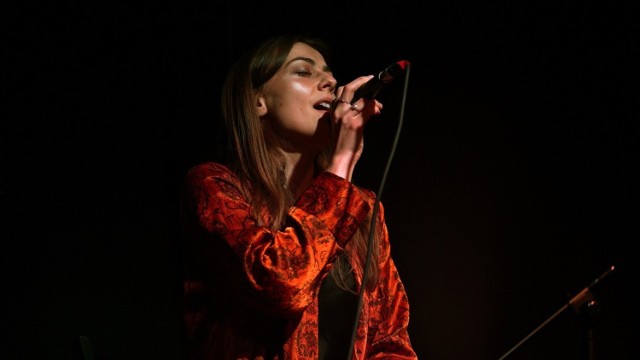 Ania Sama to krakowska piosenkarka, która opublikowała właśnie debiutancką płytę "Śnienie"
