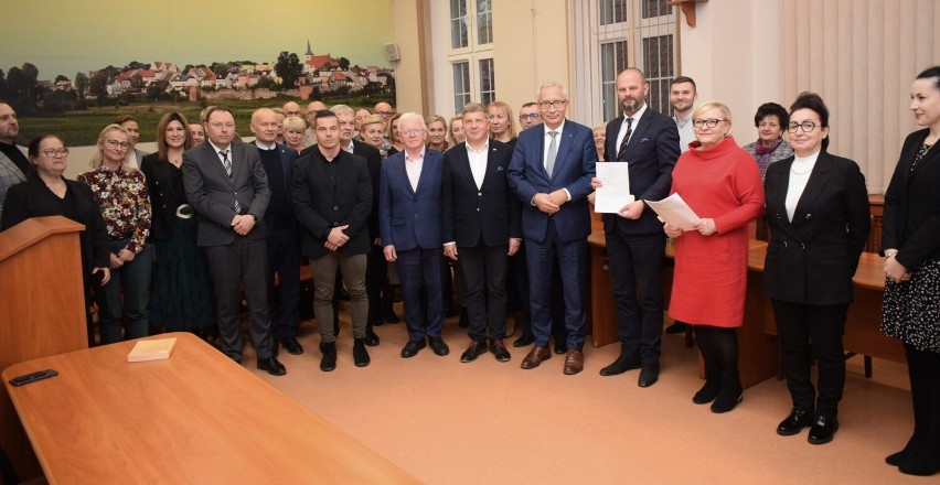 Jest umowa na budowę krytej pływalni w Skarszewach ZDJĘCIA