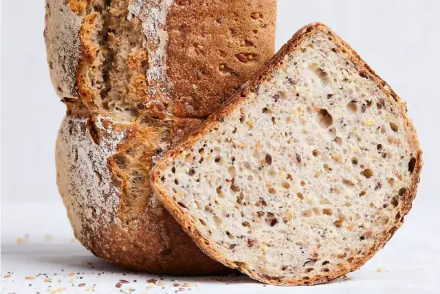 Prosty chleb dietetyczny jest chlebem mieszanym. Przygotowuje się go na bazie płynnego zakwasu chlebowego ze szczyptą drożdży piekarskich.
