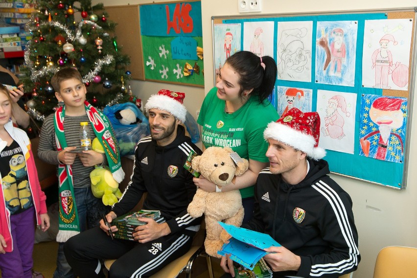 Piłkarze z prezentami odwiedzili dzieci w szpitalu (ZDJĘCIA, FILM)