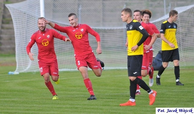 Piłkarskie derby Koszalina za nami. Gwardia pokonała Bałtyk 2:0.

Do przerwy Gwardia prowadziła po golu strzelonym przez Mateusza Piotrowskiego. Tuż przed końcem tej części bliski doprowadzenia do remisu był Michał Czenko, lecz futbolówka odbiła się od poprzeczki.

Po zmianie stron prowadzenie gospodarzy podwyższył Szymon Chać. Mimo kilku kolejnych okazji z obu stron, rezultat nie uległ już zmianie.



