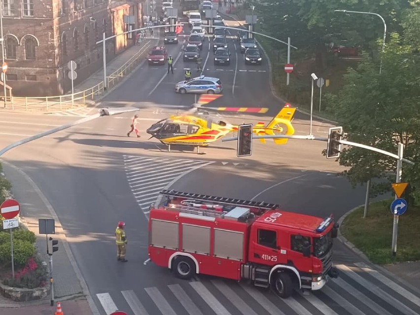 Wypadek w Bytomiu. Śmigłowiec LPR lądował na skrzyżowaniu. Mężczyzna wypadł z okna kamienicy.