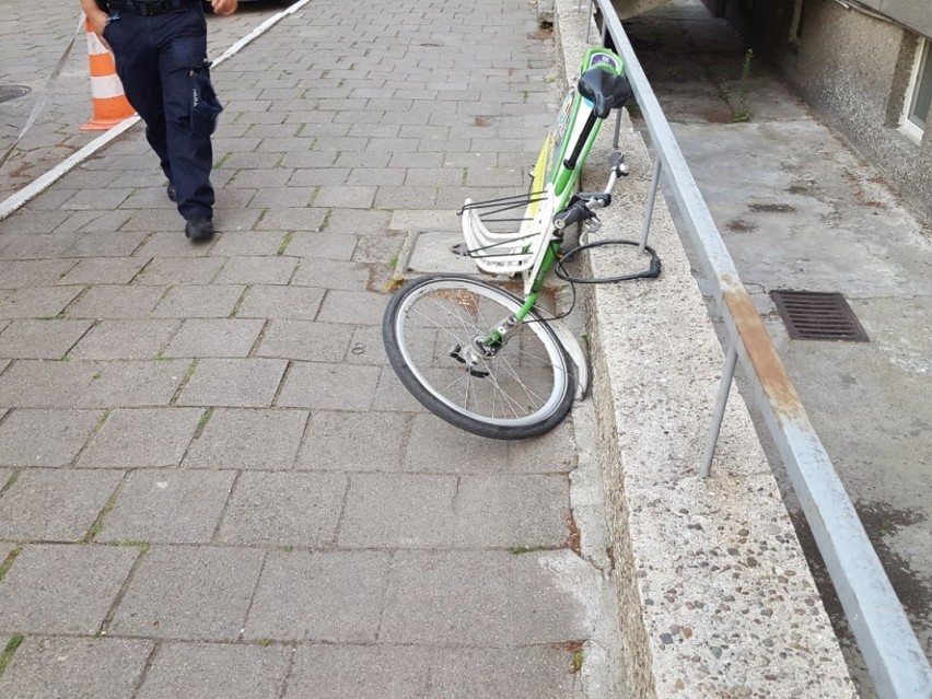 W rowerze miejskim pękły widełki. Ranny cyklista trafił do szpitala