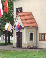 Nowy Tomyśl. Tęczowa flaga zawisła przed wejściem do kościoła NSPJ