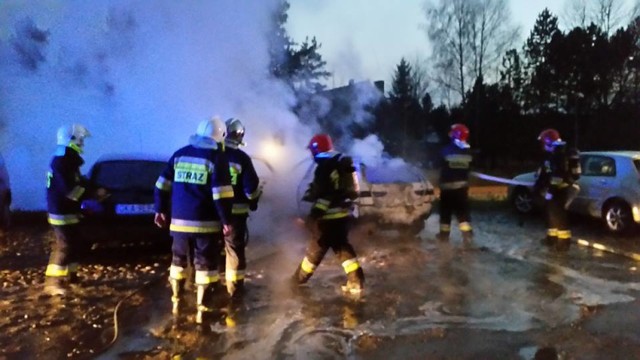 Na parkingu w Dzierżążnie doszło do pożaru dwóch samochodów. Straty szacuje się na 12 tys. zł.