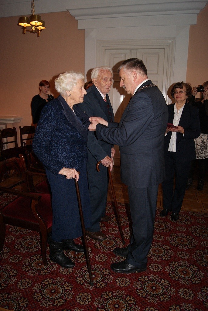 Stanisława i Stanisław Lesyng z medlami od Prezydenta RP