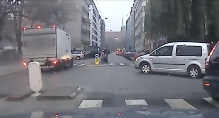 Kierowcy niebezpiecznie jeżdżą przy szkole na ul....