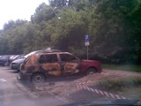 Wrak spalonego auta szpeci os. Kruczkowskiego (materiał Dziennikarza Obywatelskiego)