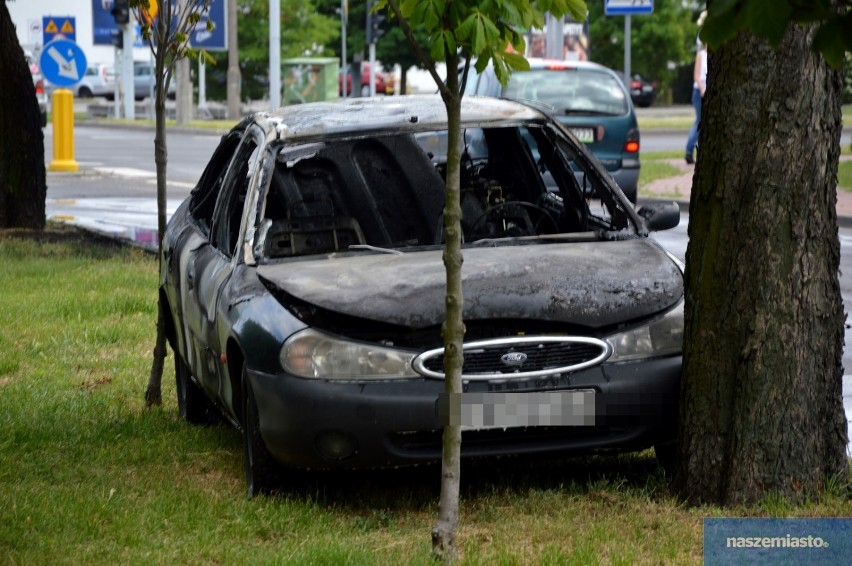 Pożar samochodu na ul. Planty we Włocławku [zdjęcia, wideo]