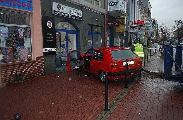 Wypadek w Dębicy. Nie żyje kierowca i pieszy.