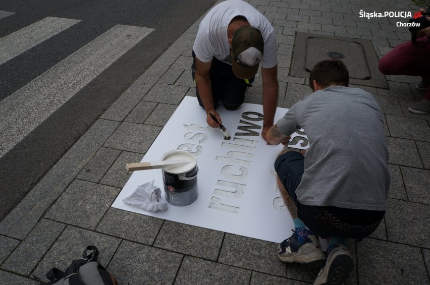 "Fest ruchliwo sztrasa!" taki napis powstał przed przejściami dla pieszych w Chorzowie. "Ślonsko godka" zwiększy czujność pieszych.