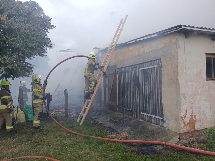 Pożar domu w Wiśniówce w powiecie nowodworskim 19.08.2021. Spalił się drewniany budynek mieszkalny, ewakuowało się 5 osób