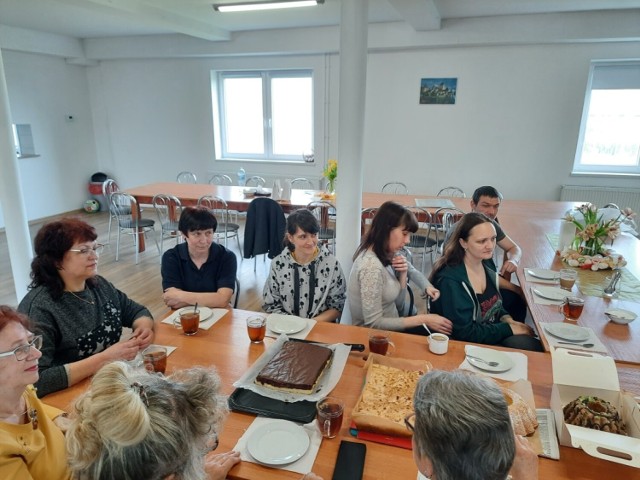 Spotkanie pań z Rożna-Parcele z uchodźcami z Ukrainy, którzy zamieszkali w Domu Pielgrzyma w Ostrowąsie