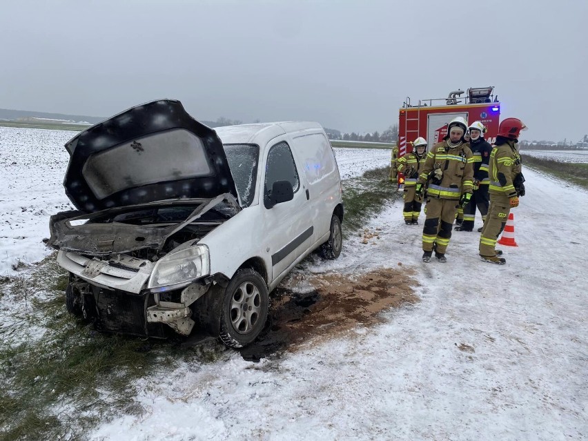 Wypadek w gminie Ryczywół. Jedna osoba poszkodowana [ZDJĘCIA]