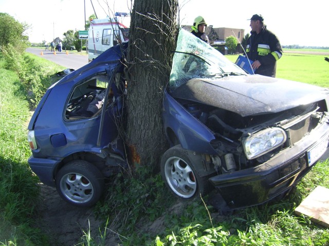 Golf dosłownie zawinął się wokół drzewa