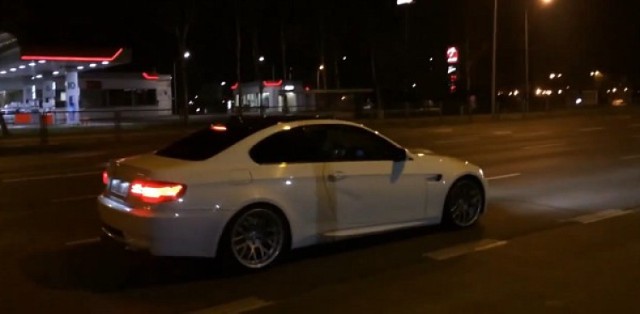 Nowy film z białym BMW