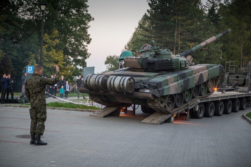 Czołg T 72 w Parku Uzbornia w Bochni. Zobacz, jak wyglądał wyładunek sprzętu bojowego [ZDJĘCIA]