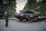 Czołg T 72 w Parku Uzbornia w Bochni. Zobacz, jak wyglądał wyładunek sprzętu bojowego [ZDJĘCIA]