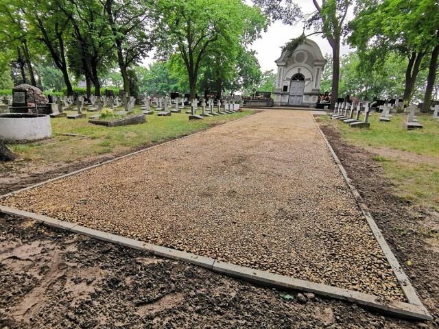 Cementarz na Majkowie. Przeprowadzono remont głównej alejki