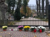 Sławno. Znicze i kwiaty przed bramą cmentarza [ZDJĘCIA]
