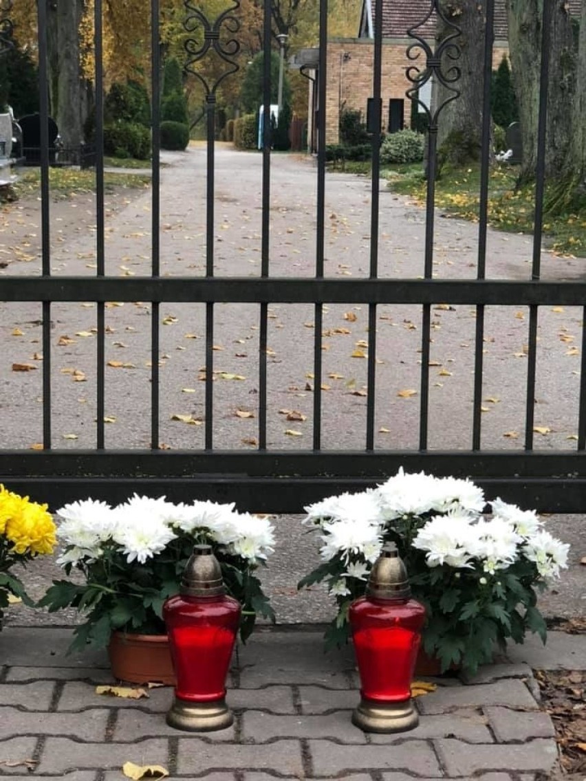 Sławno. Znicze i kwiaty przed bramą cmentarza [ZDJĘCIA]