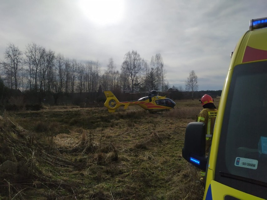 Wypadek dwóch samochodów osobowych w Porębie. Użyto narzędzi hydraulicznych