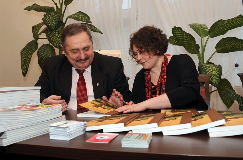 Książka &quot;Dawne cmentarze w powiecie słupskim&quot; już do nabycia. Czeka na chętnych w starostwie