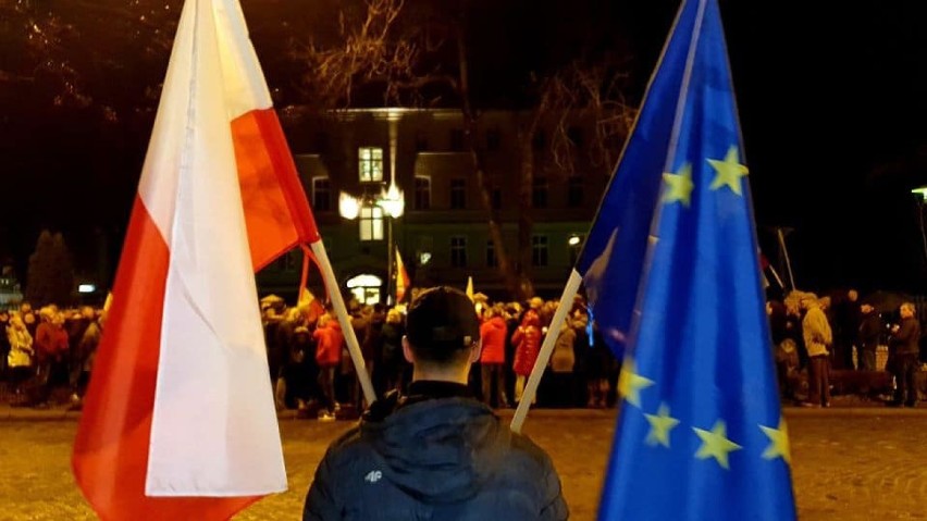 Leszno. Protestowali przed sądem  przy ulicy Dąbrowskiego