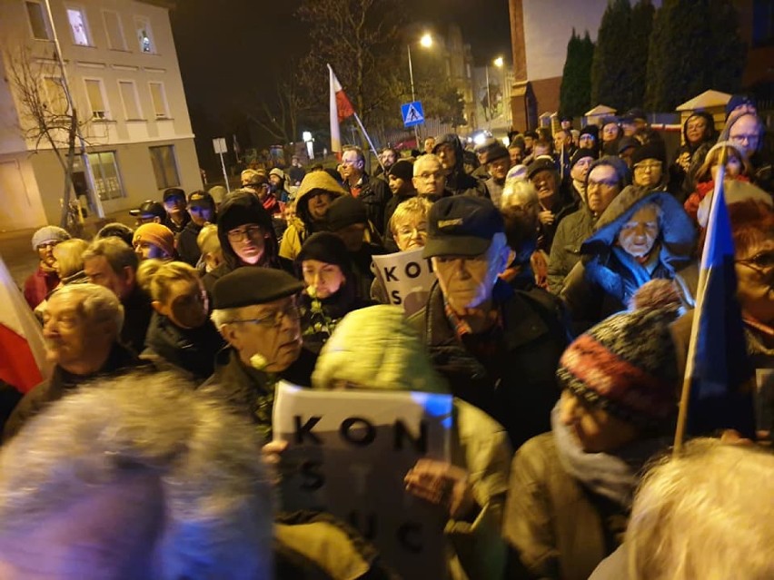 Leszno. Protestowali przed sądem  przy ulicy Dąbrowskiego