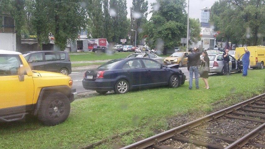 Kolizja na Wołoskiej: stłuczka trzech samochodów