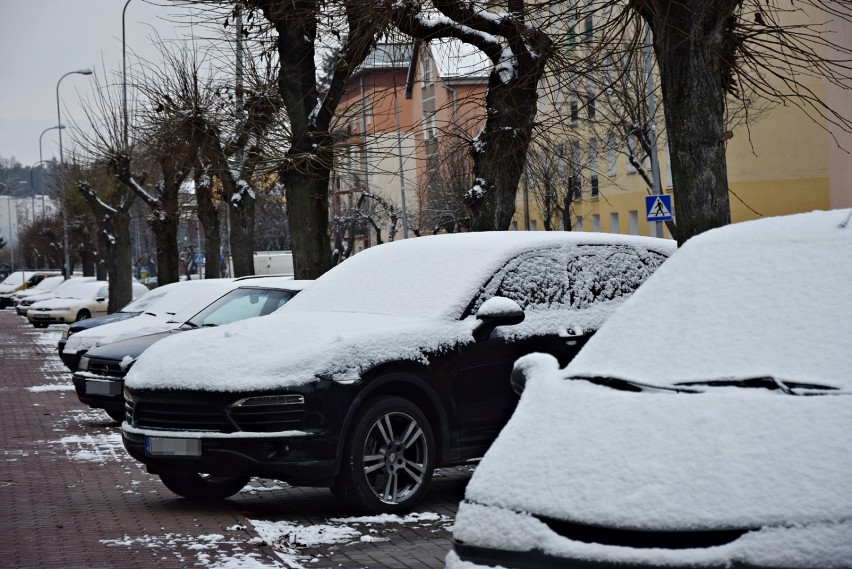 Kraśnik. Spadł pierwszy śnieg - na chodnikach i ulicach miasta robi sie ślisko (ZDJĘCIA)