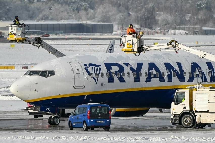 Długotrwałe odladzanie samolotów przyczyną opóźnień na lotnisku w Gdańsku