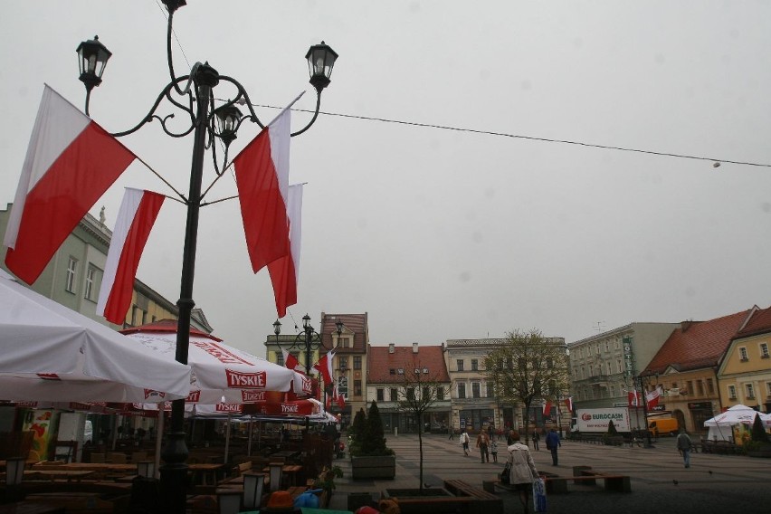Dzień Flagi Rybnik: Zobacz, jak biało-czerwone flagi powiewają na ulicach miasta. Dziś Dzień Flagi