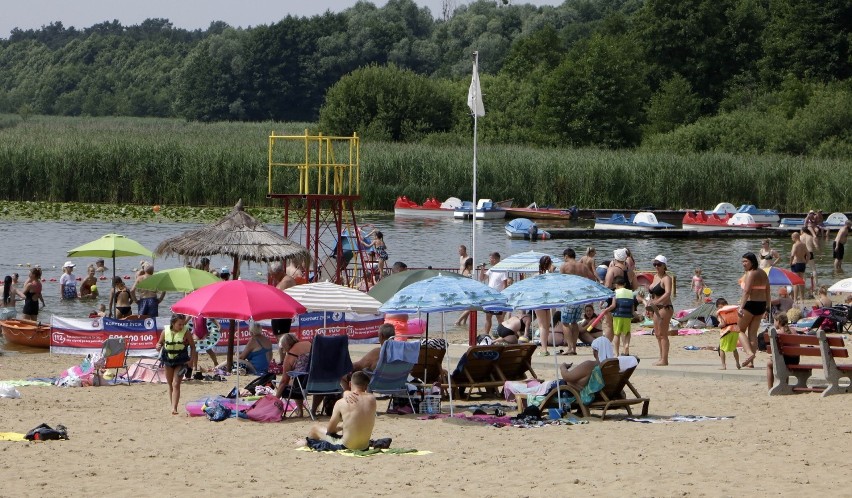 Na plaży miejskiej nad Rudnikiem w Grudziądzu każdego dnia...