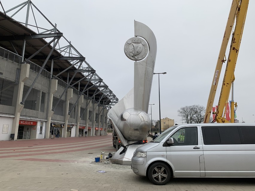 Przy stadionie Widzewa rozpoczyna się instalacja pomnika "Twórców Wielkiego Widzewa"