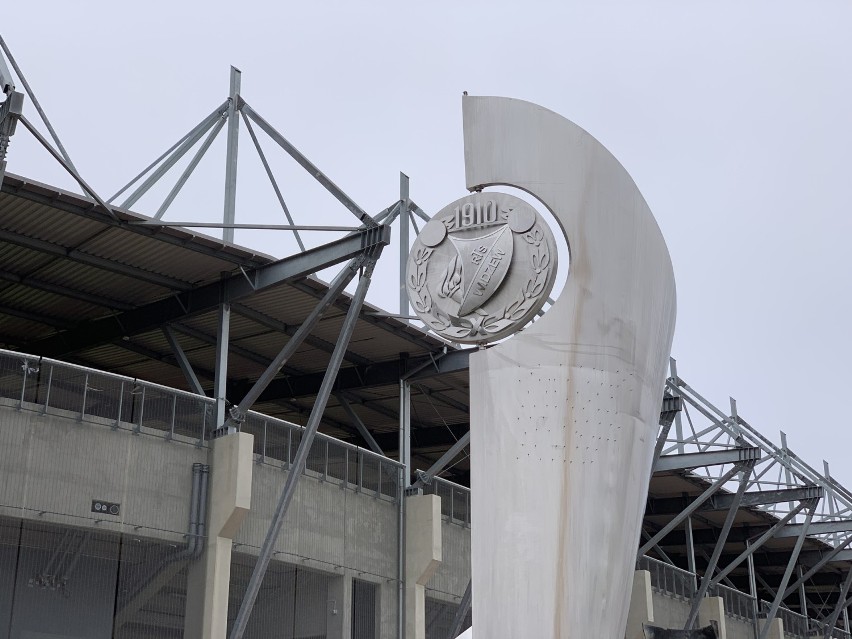 Przy stadionie Widzewa rozpoczyna się instalacja pomnika "Twórców Wielkiego Widzewa"