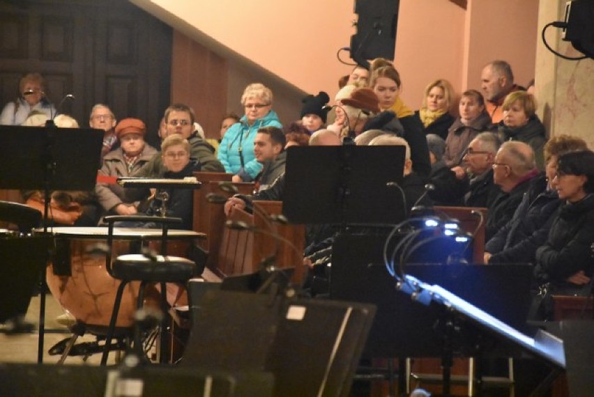 Koncert Państwowego Zespołu Ludowego Pieśni i Tańca „Mazowsze” w kościele pw. Św. Królowej Jadwigi we Wrześni [FOTO,FILM]