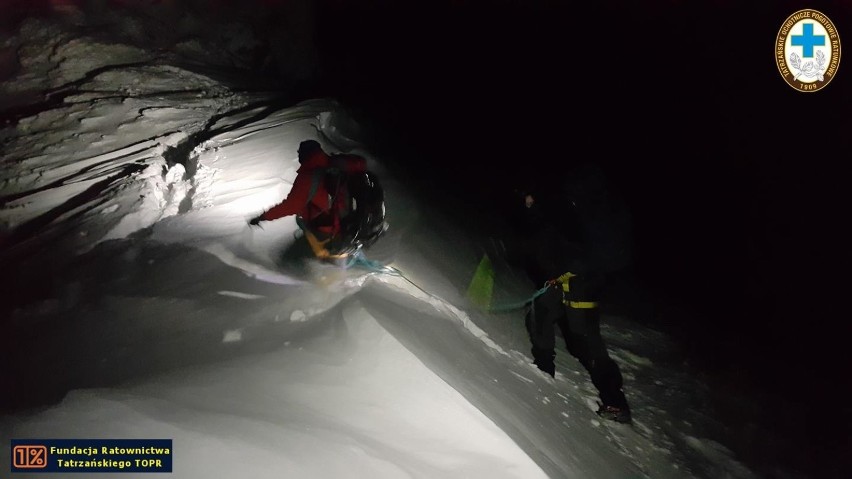 Tatry. Nocna akcja ratowników TOPR na Suchych Czubach. Pomagali dwójce turystów [ZDJĘCIA]