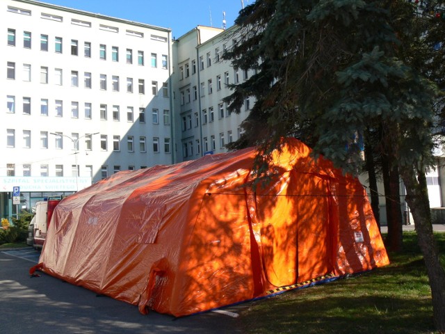 Drugi namiot został postawiony w niedzielę. Jest on dla pacjentów,  u których będzie podejrzenie zakażenia, żeby ich izolować, od pozostałych pacjentów.