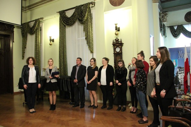 Wyróżnieni wolontariusze odebrali dyplomy za swoje zaangażowanie od Przewodniczącej Rady Miasta Iwony Mularczyk i szefowej Fundacji " Będzie dobrze" Anny Pych.