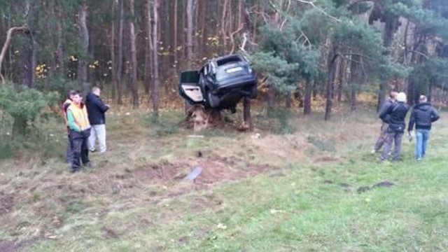 Do wypadku doszło w miejscowości Chmielniki. Samochód osobowy uderzył w drzewo.