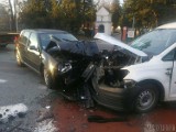 Zderzenie dwóch volkswagenów na ul. Tysiąclecia w Opolu. Jeden kierowca był pijany, drugi uciekł. Jedną osobę pogotowie zabrało do szpitala