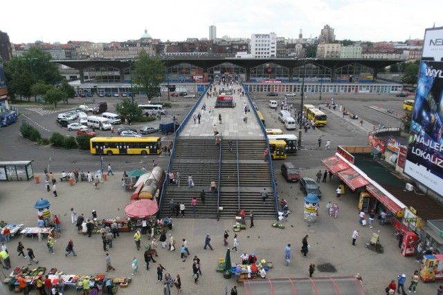 Dworzec latem 2010 - dziś już nie ma śladu po dworcu, estakadzie dla pieszych i snujących się po placu pod nią autobusach...