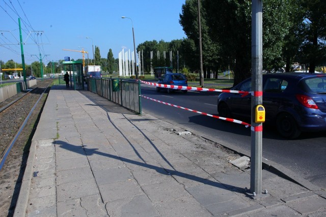Wypadek na Jana Pawła II - Auto wjechało w przystanek tramwajowy