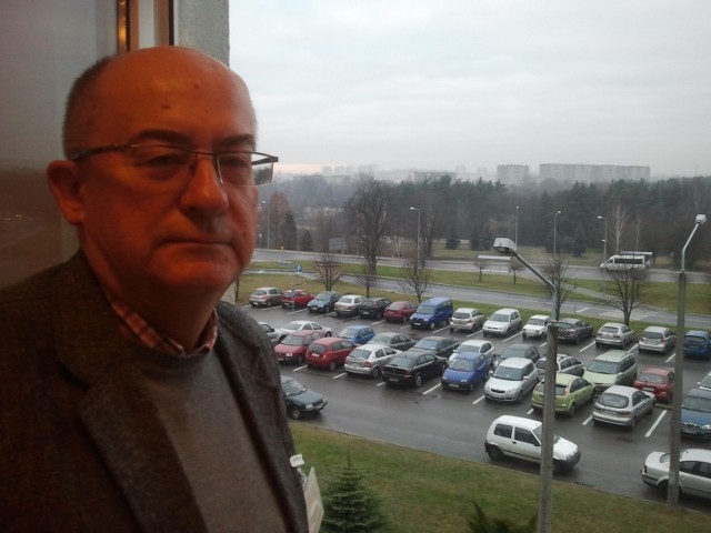 Andrzej Cezar, dyrektor techniczny chrzanowskiego szpitala, informuje, że od 2 stycznia za postój przed lecznicą trzeba zapłacić